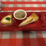 ビストロ デ トロワ - デザート ・タルトオンシュトロン 
      
      洋梨のコンポート ・リンゴのタルト