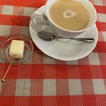 ビストロ デ トロワ - ホットコーヒー デザートとは別に、
      
      お茶菓子のマシュマロ付き。
      
      部長お付き合いあざーす！　ちぃさん企画あざーす！
      
      ショクさんコピペあざーす！＼(^^)／