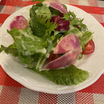 ビストロ デ トロワ - レタス、ミニトマト、紫大根、ビーツのサラダ
      
      ドレッシングはシンプルなフレンチ