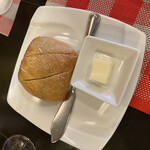 ビストロ デ トロワ - パン‥焼きたてのパン小さめ。2つまでOK
      
      フランスより輸入したパンを、焼いて提供。
      
      バターも美味い！