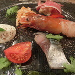 キャトルラパン　神戸三宮 - オードブルは、生ハムプロシュート・パプリカのﾋﾟｸﾙｽ・赤エビのマリネ・和歌山産鯖のシェリー酒蜂蜜漬け・剣先イカとクスクスのまりね・トマトとモッツァレラチーズ。