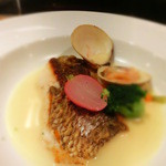 キャトルラパン　神戸三宮 - 魚料理は、鯛のロースト・ハマグリ。野菜のブイヨンが両方の旨みと合わさり、うまし！