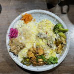 ビリヤニ専門店 INDIA GATE - 牡蠣と男爵のホワイトビリヤニ[ハーフ] 900円
            鯛出汁チキンビニヤニ【ハーフ】 800円
            （ + レンコンのインド風きんぴら 100円）