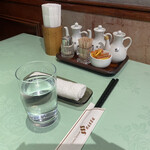 Shin Sekai Saikan - 卓上セット：お酢は黒酢ではなく普通。凝った調味料はなしなのが、気取らない老舗感。