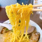 らーめん 謙正 - 黄色い縮れ麺