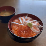 Salmon roe and Oyako-don (Chicken and egg bowl)