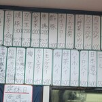 Chuukaryouri Kiraku - 壁に貼られたメニュー
                この店での回鍋肉の呼称は『ホイコーロー』