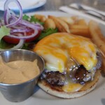 Pineapple's Island Fresh Cuisine - ハンバーガーもストレートに美味い