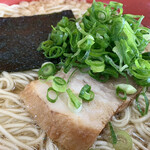 讃岐うどん製麺 - 海苔1枚、チャーシュー1枚。
            ネギは薬味コーナーにて。