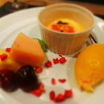 キャトルラパン　神戸三宮 - デザートはフレッシュフルーツとマンゴーソルベ、クリームブリュレ～