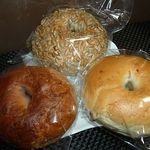 33ベーグル - プレーン＆ナッツ（アーモンド） 270円、ヒマワリの種 250円、あずき 280円