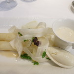 Les Saisons - 4種のホワイトアスパラ。ボイルしたもの、生をスライス、スープ、シャーベット。異なる食感で単調さがないのにびっくり。