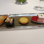 レ セゾン - 焼き菓子4種。フィナンシェ、ガナッシュ、マンゴーのタルト、きいちごのチーズケーキ。