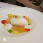 レ セゾン - （家内）何種かの柑橘果実のスープ。スープに炭酸を溶かせてパチパチはじける食感を出す。上にライチのソルベ。