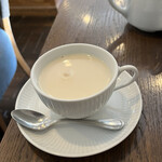 パティスリー・パリセヴェイユ - ミルク入れたって薄いよね。紅茶　ダージリン　750円。