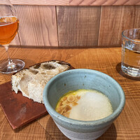 Bistro yen - ランチに付いているパンもバターナッツスープ、Garden spritz(ロゼのシャンパーニュにシャンドンのオリジナルビターをブレンドしたヨーロッパの伝統的なカクテル)