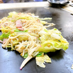 お好み焼 ぶうにゃん - レタス焼きうどん 630円