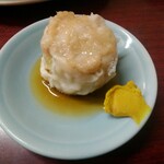 新シン - シューマイを練りからしでいただく