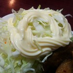 新シン - 添えられたキャベツとマヨネーズ