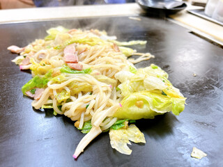 お好み焼 ぶうにゃん - レタス焼きうどん 630円