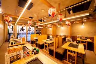 Monjashinanoya - 店内は明るく昭和のお祭りのような空間です