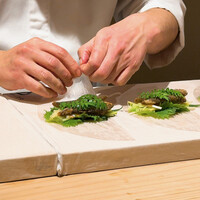 ひがしやま 司 - 素揚げしたモロコの生春巻き