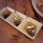 アオジ ソシガヤ - クワトロフォルマッジョに付け合わせる蜂蜜３種類