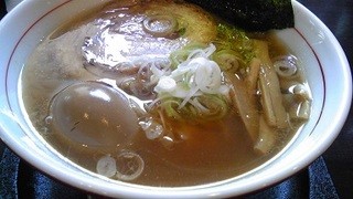 らーめん　円満 - 醤油ラーメンです。味玉はクーポンを使って、いただきました。