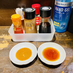 餃々 - 酢醤油と味噌ダレを交互に使用