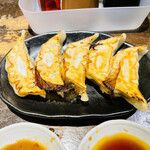 Chaochao - 黒豚餃子484円、旨肉汁がジュワッと来る。コチラの方がニンニク効いてる？一番ジューシー。次の日歯医者さんやけどごめんなさい。