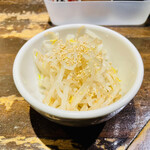 餃々 - セットのもやしナムル、シャキシャキでそこそこの量。ラー油を少々垂らしたら更にビールに合う。塩味は結構強め。