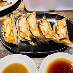 餃々 - セットのにんにく餃子、ジューシーだけどニンニク感は普通かな。もっとガツンと来て欲しい。