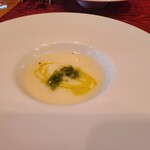 Riosu Bongusutaio - かぶのスープ。上の緑はかぶの葉っぱを浸けてるやつ。素材の味を感じて旨いです！いくらでも飲めます。