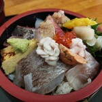 海鮮丼専門店 たろうまる - 上海鮮丼にはグレードアップした鮮度のいい様々なネタが乗っています