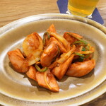 Isekadoya Biru - 魚肉ソーセージのカリーブルスト（￥352）。ケチャップ炒めに近い印象、魚肉ソーセージの弾力と風味を味わう
