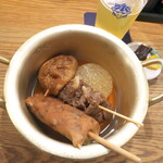 Isekadoya Biru - おでん大根・ネギばくだん・タコねぎ串・松阪牛の牛すじ（4点￥1067）。薄めのつゆに、赤味噌と辛子を添えて