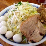 ラーメン二郎 新小金井街道店 - 小ラーメン＋ウズラ＝800円@2013/06。シャキシャキのヤサイ、ホロホロの塊豚、硬めオーダーで絶妙な歯触りの麺、辛くもしょっぱくもない飲めるスープ、完璧ッス!!