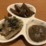 油や - [左下から時計廻りで]野沢菜の油炒め,きゃら蕗,蕗味噌