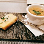 クオーレアズーロ - 玉ねぎと豚バラのスープ、ひよこ豆のフリット