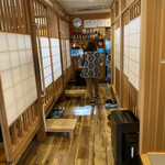 亜麻色 - 店内入るとこんな感じ
奥の右側にカウンター席有り