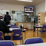 Yokkaichi Himono Shokudou - 内観2 右隅がお茶・水とコーヒーのサーバー