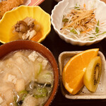 亜麻色 - 小鉢 味噌汁 野菜サラダ デザートの果物