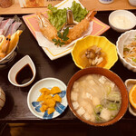 亜麻色 - 海鮮丼と大エビフライ定食＝2200円 税込