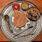 鳩肉屋 - ビーツとヨーグルトのディップ/炭焼き茄子のディップ/オリエンタルサラダ/フムス
