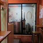 中野ビール工房 - 店内の奥には醸造所。