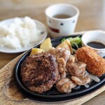 ステーキのどん - 日替わり(金) 935円 : ハンバーグ(130g) , チキン , カニクリームコロッケ