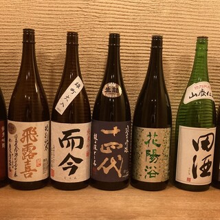 日替わりの厳選日本酒24種、本格焼酎24種、果実酒12種など