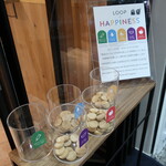 カヌレとアイス - 売上から3円を寄付。木のコインを渡されて、好きなジャンルを選んで寄付！