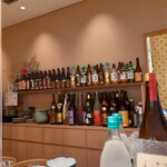 えびすよしよし - カウンター席からお酒色々置かれているのが見えます。