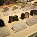 カヌレとアイス - ショーケース　カヌレ。